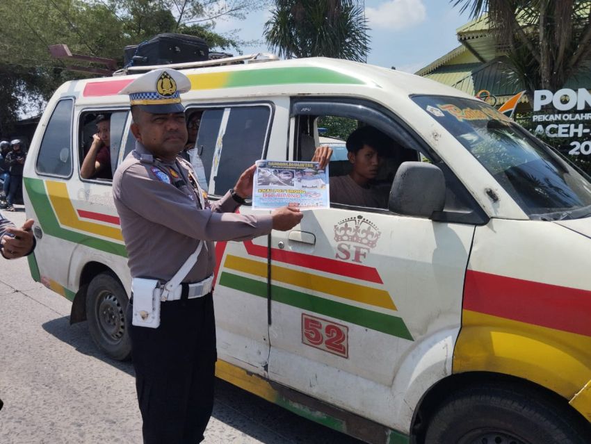 Ops Zebra Toba, Satlantas Polres Sergai Tempelkan Stiker dan Bagikan Brosur Tertib Berlalulintas ke Pengendara