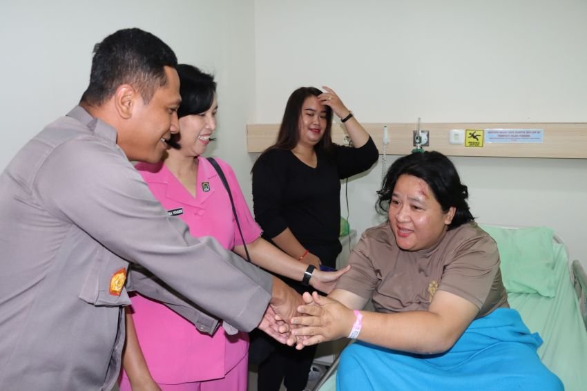 Kapolres Pematangsiantar Jenguk Anggota Korban Lakalantas Sepulang Pengamanan Kampanye
