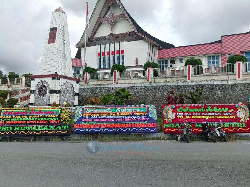 Sekda Taput Dibebastugaskan, Bunga Papan Banjiri Kota Tarutung