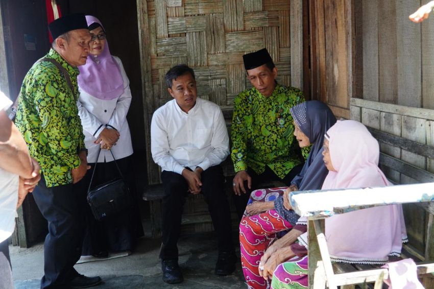 Pj Wali Kota Tebing Tinggi dan Baznas Serahkan Bantuan kepada Lansia