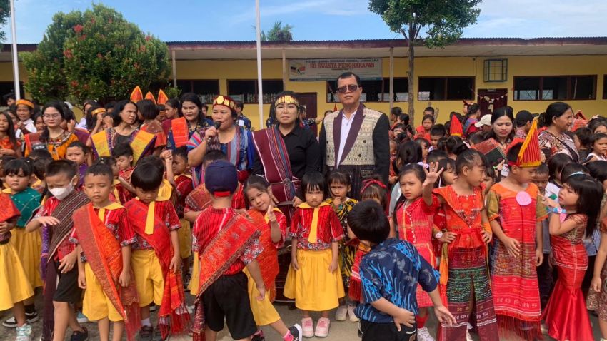 Memperingati Hari Ulos Nasional, Koperasi Pemasaran Argado Bona Nipinasa Edukasi Pelajar