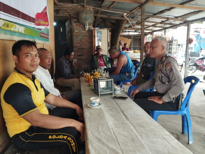 Kasat Binmas Polres Tanjungbalai Jumat Curhat di Warung Kopi