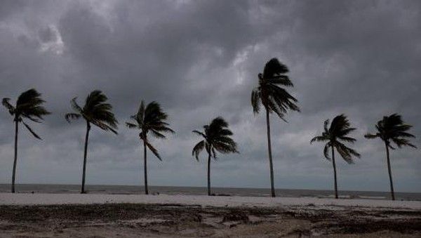 Badai Super 'Milton' Hantam AS, Lebih dari 3.000 Penerbangan Dibatalkan