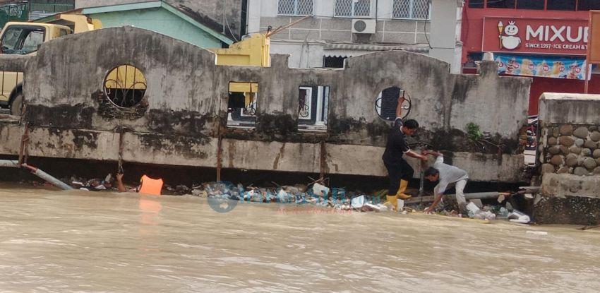 Luapan Sungai Mulai Surut, Petugas PUPR Bersihkan Sampah di Bawah Jembatan