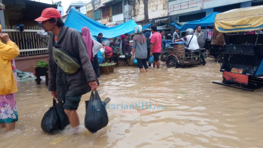Luapan Air Sungai Masih Genangi Tebingtinggi, BPBD Dirikan Posko dan Distribusi Logistik