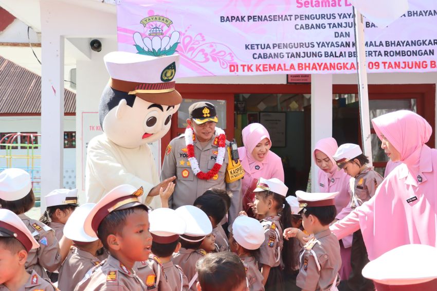 Kapolres Terima Kalung Bunga Saat Kunjungi TK Kemala Bhayangkari 09 Tanjungbalai