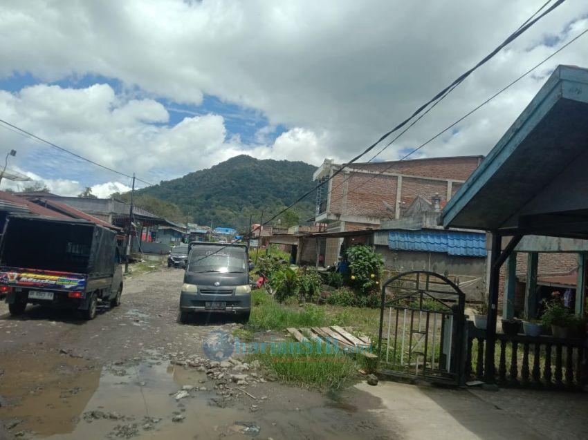 Kabel PLN Menjuntai di Jalan Sudirman Saribudolok