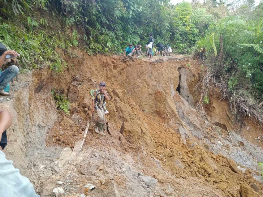 Warga Pamah Gotong Royong Perbaiki Jalan Pasca 9 Hari Putus Total