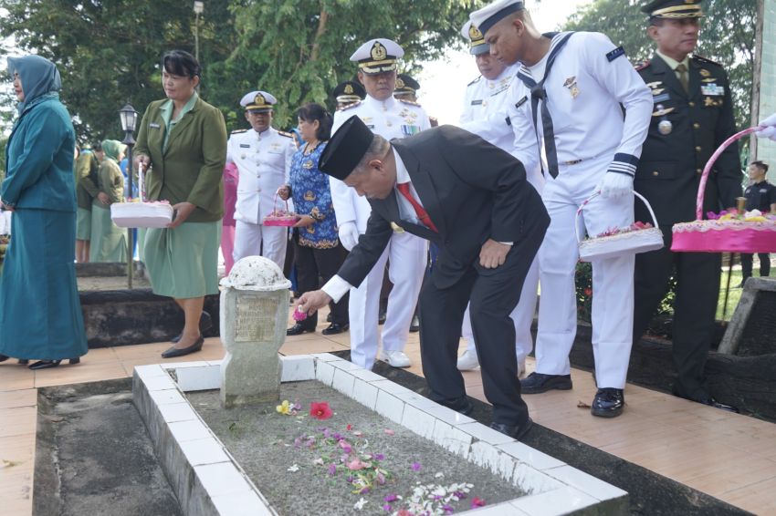 Jelang HUT Ke-79 TNI, Pjs Bupati Asahan Tabur Bunga di Makam Pahlawan