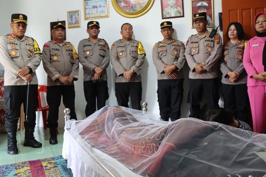 Anggota Meninggal, Kapolres Pematangsiantar Melayat ke Rumah Duka Sampaikan Belasungkawa