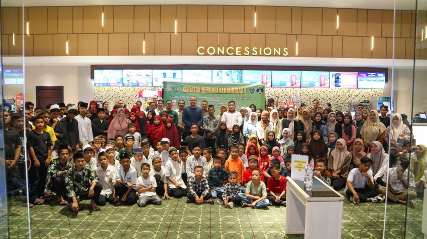 Berbagi Kebahagiaan, Kajari Labuhanbatu dan IAD Nobar 135 Anak Panti Asuhan di Bioskop