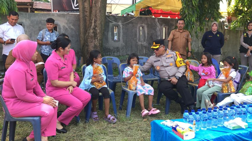 Kapolrestabes Medan dan Ketua PC Bhayangkari Temui Pengungsi Korban Kebakaran di Percut Sei Tuan