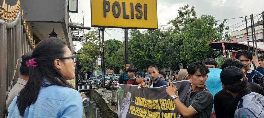AMUK Sumut Demo di Polrestabes Medan, Minta Kasus Dugaan Kekerasan Diusut Tuntas