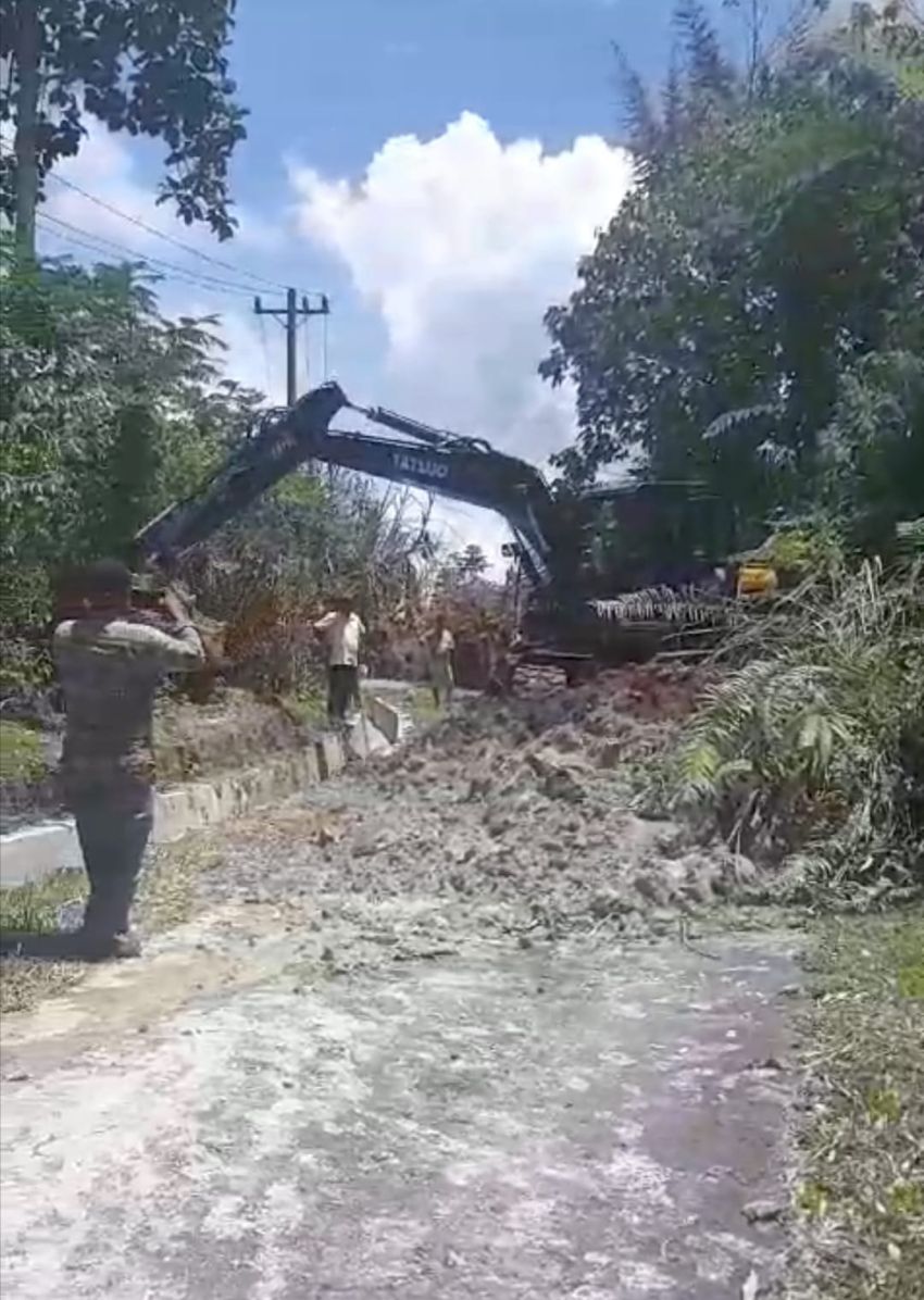 Tokoh Masyarakat Apresisi Pemkab Simalungun Evakuasi Material Longsoran dari Jalan Nagori Diparhataran