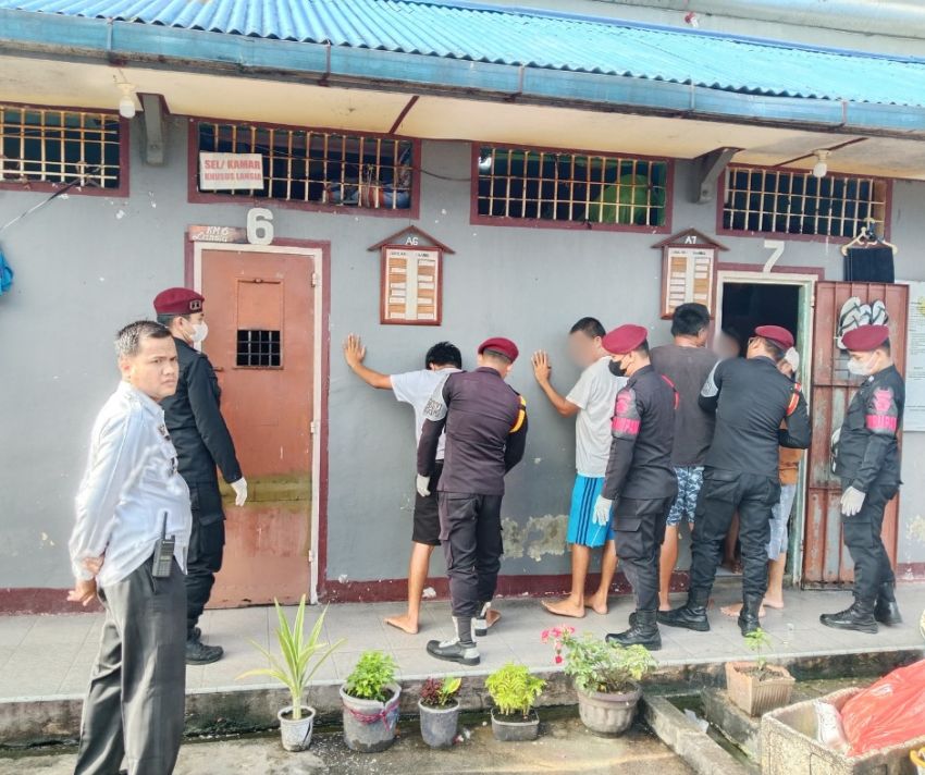 Petugas Pengamanan Rutan Tarutung Razia Rutin Hunian Warga Binaan