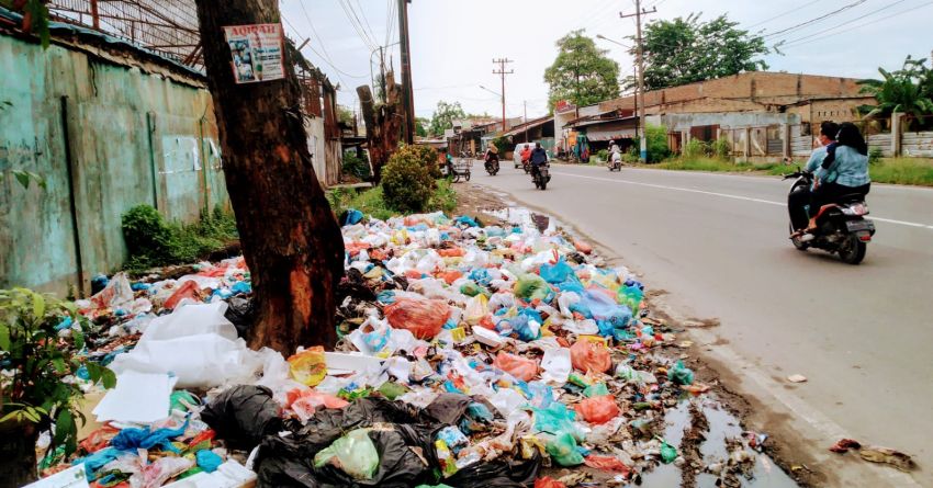 Sampah Menumpuk di Jalan Veteran Labuhan Deli