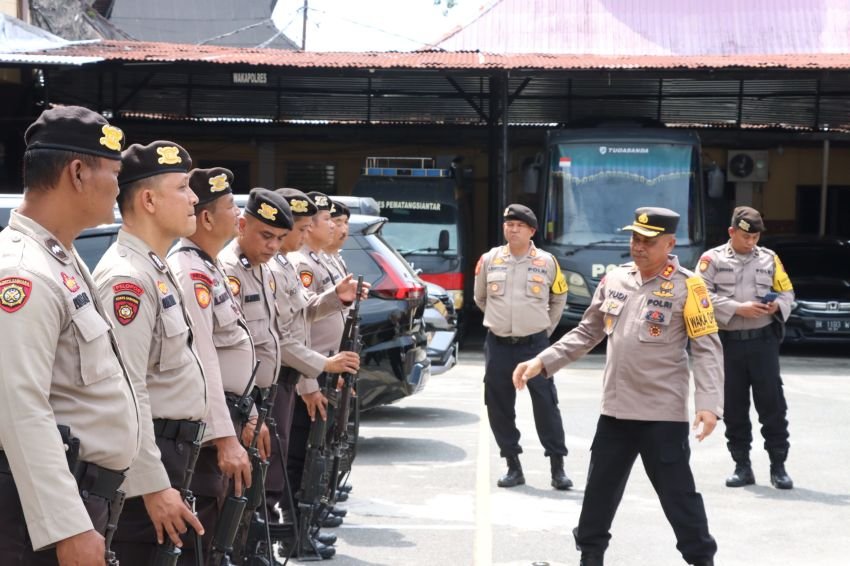 Personel Samapta Polres Pematangsiantar Latihan Jajar Hormat Sambut Kapolda Sumut