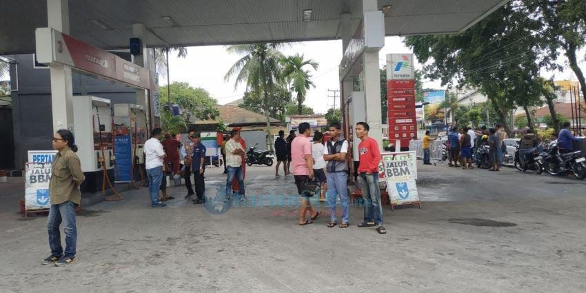 Diduga Isi BBM Bercampur Air, SPBU di Jalan Asahan Simpang Sambo Pematangsiantar Digeruduk Warga