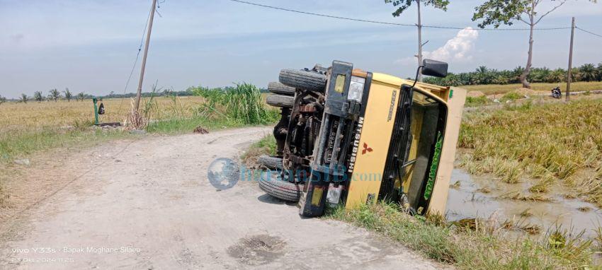 Truk Pengangkut Padi Terguling di Lubuk Pulai, Desa Tebing Tinggi, Sergai
