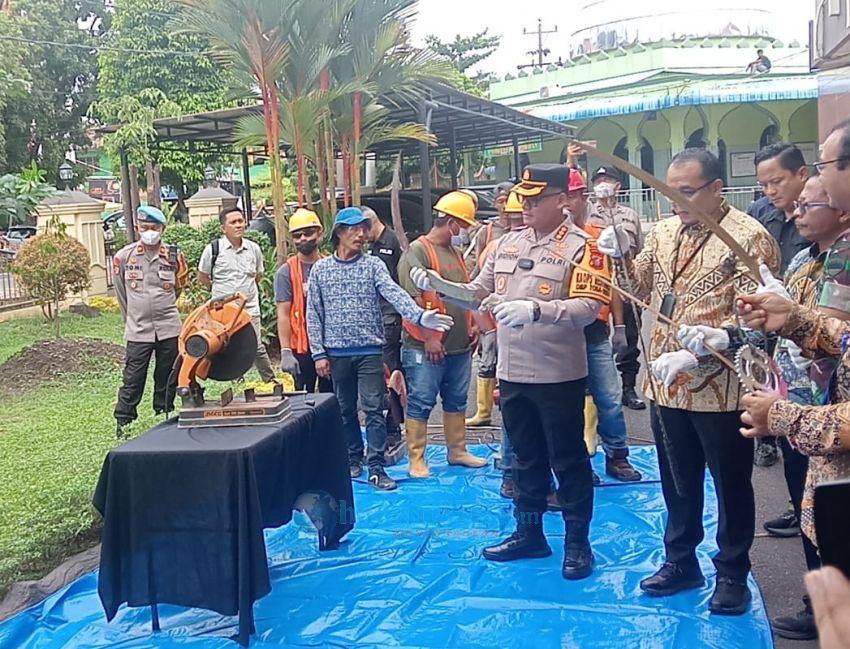 Polrestabes Medan Musnahkan Seratusan Barang Bukti Sajam