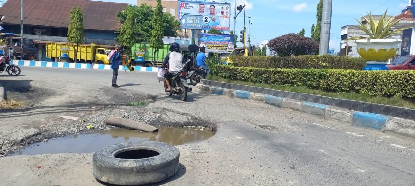 Jalan Berlubang di Persimpangan Timbangan Lubukpakam Resahkan Pengendara