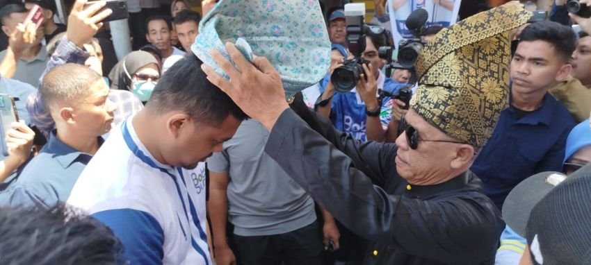 Zuriat Kesultanan Bilah Sematkan Tanjak kepada Bobby Nasution