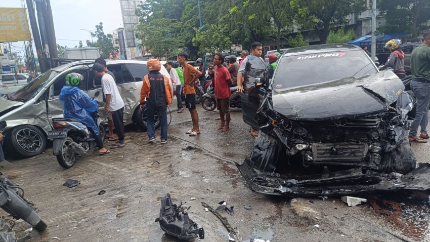 2 Mobil Kijang Innova Tabrakan di Medan Timur, Kedua Pengemudi Memilih Berdamai