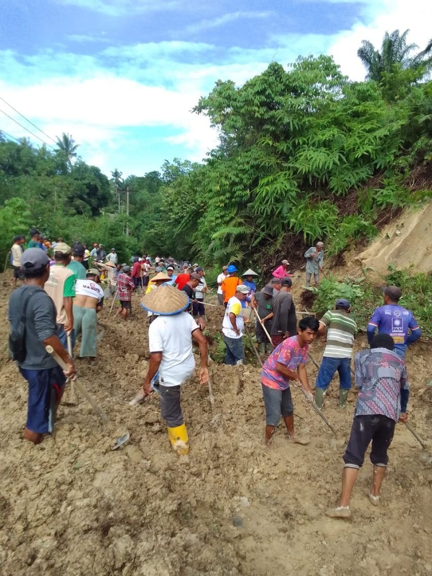 Curah Hujan Tinggi, Jalan Menuju Tanjung Selamat Tertimbun Longsor