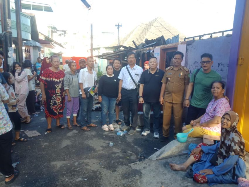 Relawan Angsapura Bantu Korban Kebakaran di Medan Area