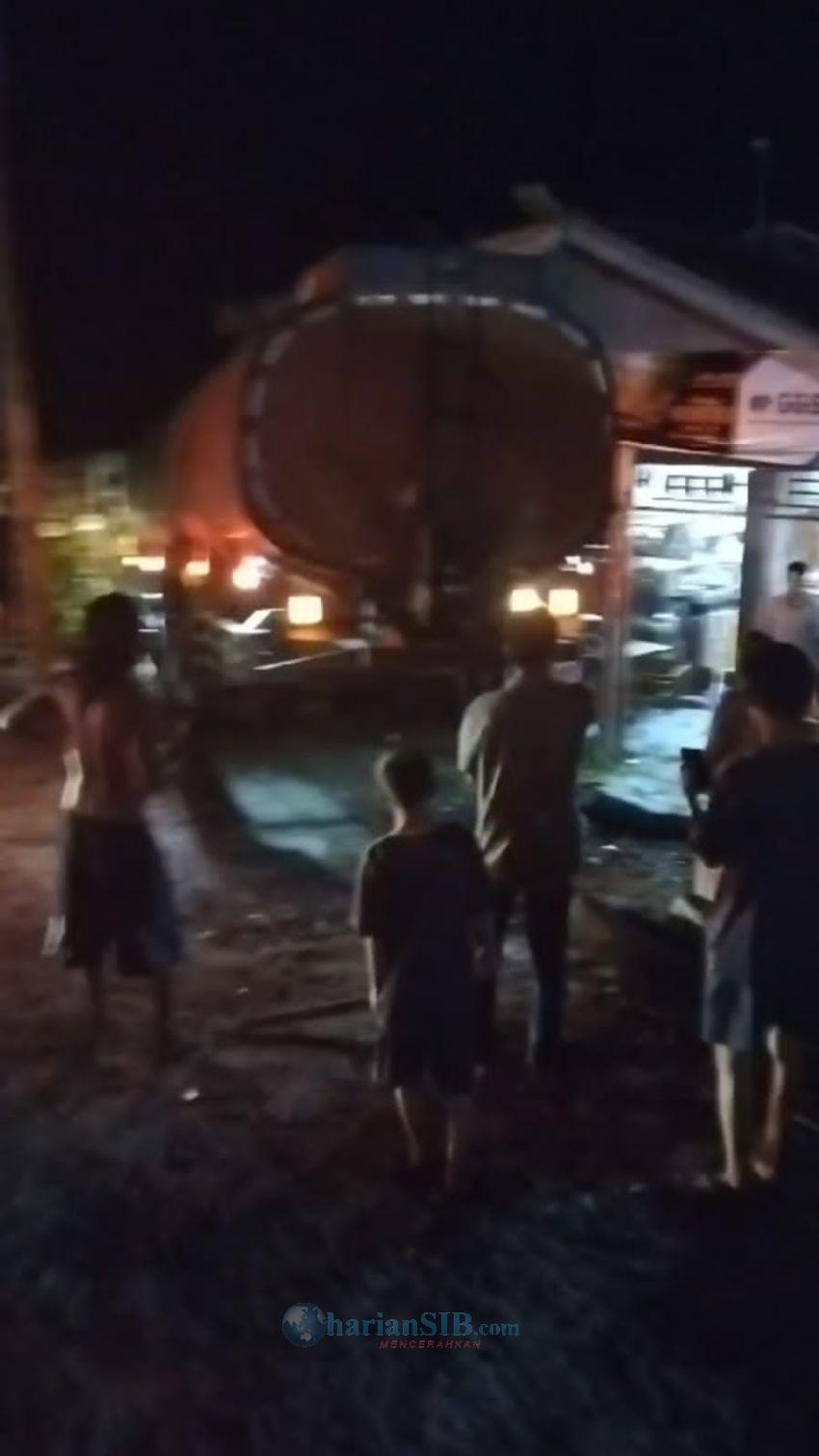 Truk CPO Tabrak Warung di Torgamba, 3 Orang Dikabarkan Kritis