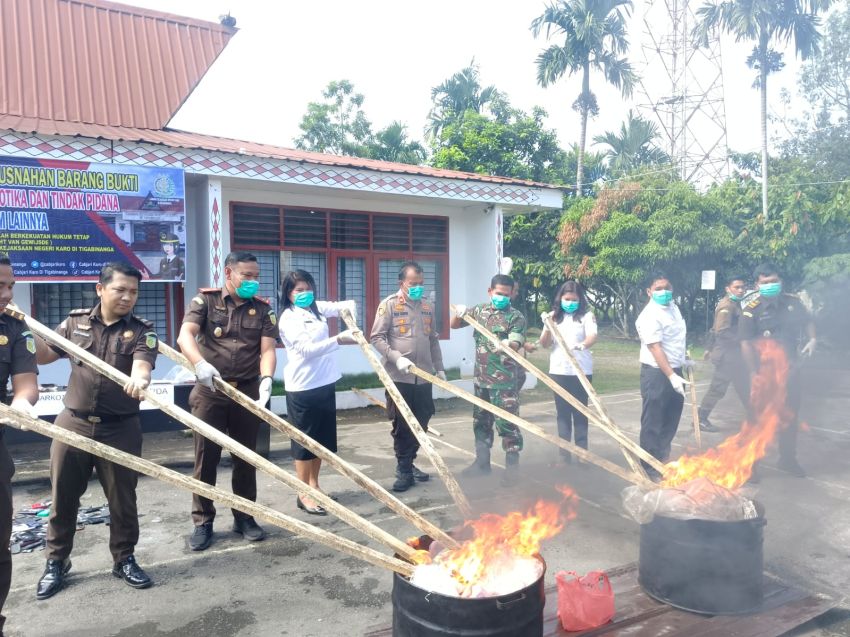 Kacabjari Karo di Tigabinanga Musnahkan Barang Bukti Narkotika