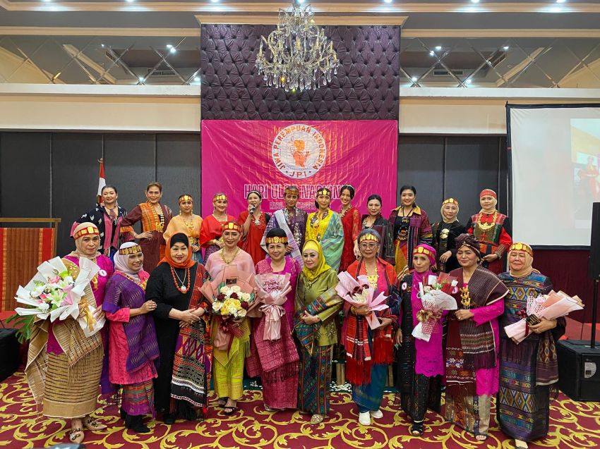 Pesohor Mengenakan Busana Berbahan Tenun Ulos, Purnama Sitompul: Makin Cantik Ekstotik