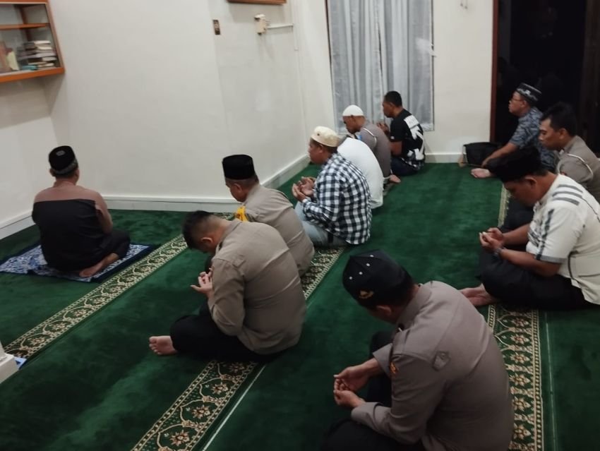 Polres Tanjungbalai Lakukan Shalat Isya Berjamaah dan Khatamkan Al Quran