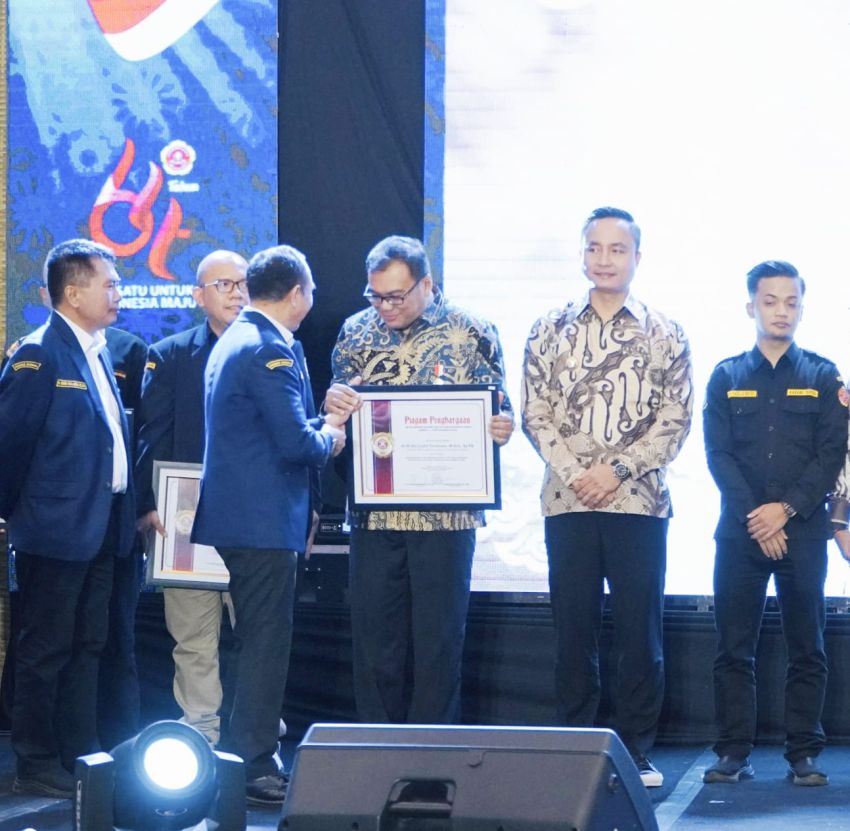 Bobby Nasution dan Asri Ludin Tambunan Terima Satyalancana Aditya Karya Mahatva Yodha