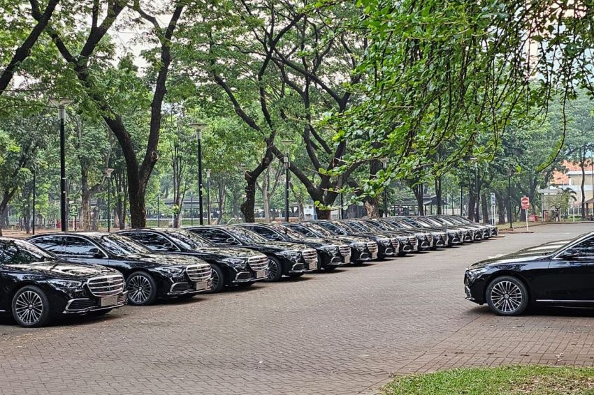 Puluhan Mobil Mercy S-Class Berjejer di Area Parkir GBK
