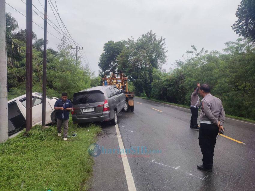 Dua Minibus "Laga Kambing" di Jalinsum Batubara