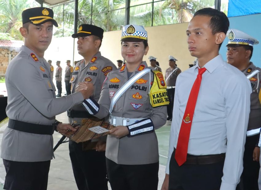 Kapolres Tebingtinggi Beri Penghargaan kepada 36 Personel Berprestasi dan 9 Masyarakat