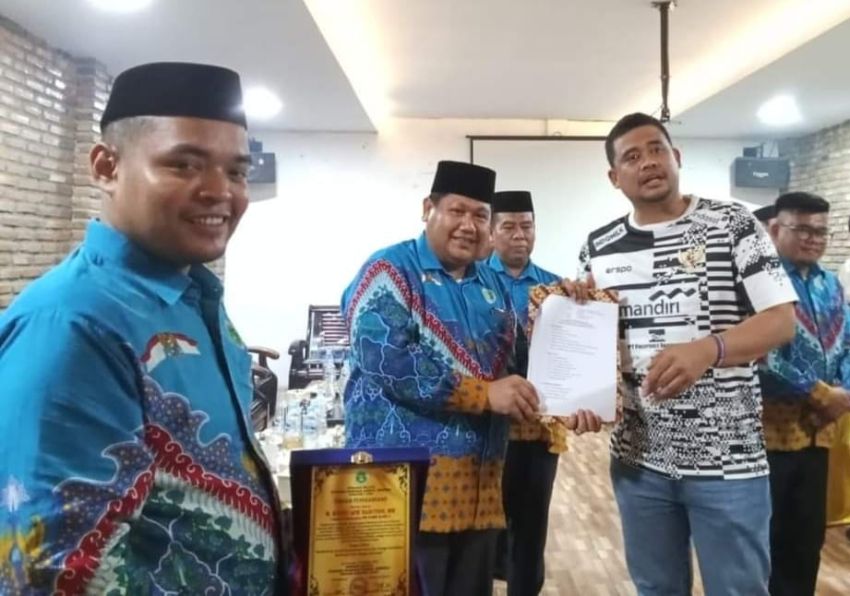 H Idris Aritonang Serahkan SK Dewan kehormatan PGMNI Sumut ke Calon Gubernur Bobby Nasution