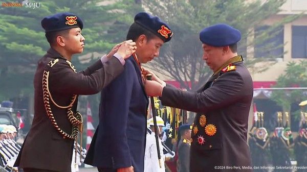 Jokowi Dianugerahi Medali Kehormatan Loka Praja Samrakshana Polri