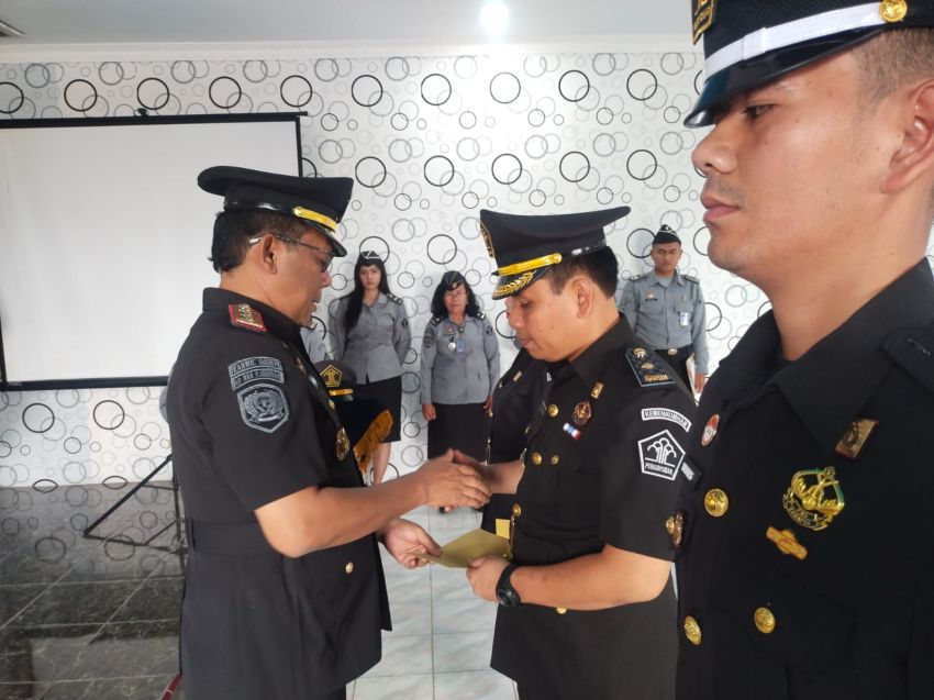 Kalapas Pimpin Upacara Kenaikan Pangkat 3 Pegawai Lapas Narkotika Kelas IIA Pematangsiantar