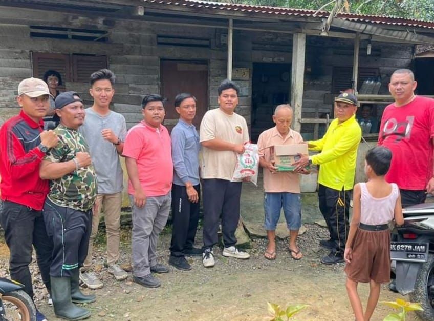 Kades Gunungmelayu Sedekah Jumat di Simpangdurian