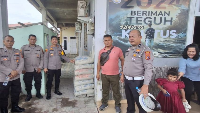 Polsek Kualuh Hulu Bantu 20 Zak Semen ke GBI Jemaat Aekkanopan