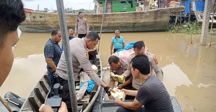 Satpol Airud Tanjungbalai Amankan Kapal Nelayan Bawa 30 Bungkus Sabu