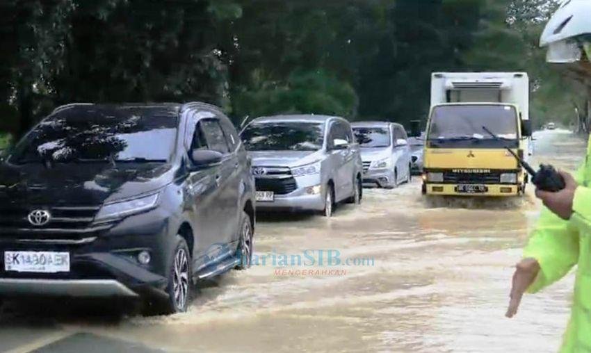 Jalan Arteri Bandara Kualanamu Terkena Banjir, Pemotor Tidak Bisa Melintas