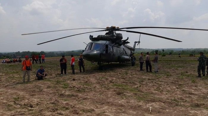 Darurat ! Helikopter TNI AD Mendarat di Persawahan Blora