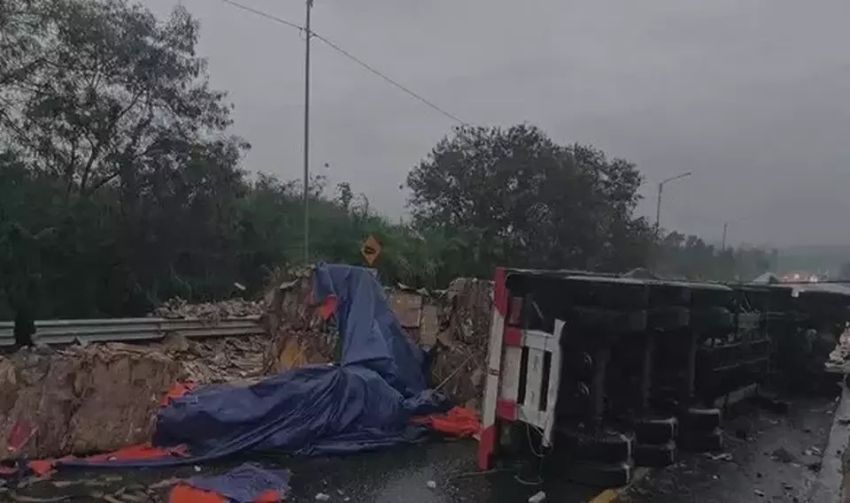 Truk Rem Blong Diduga Penyebab Tabrakan Beruntun di Tol Cipularang