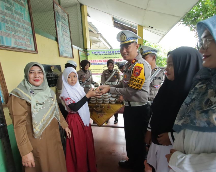 Polres Sergai Bagikan Makanan Bergizi ke Murid SD di Seirampah