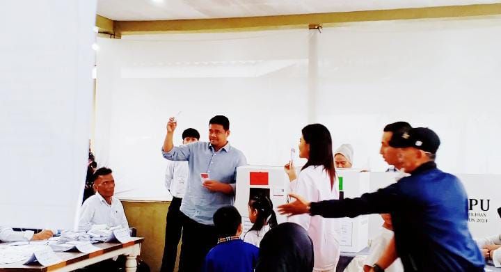 Memilih di TPS 15 Tasbi, Bobby Nasution Terima Pesan dari Jokowi: Jangan Lupa ke TPS untuk Nyoblos