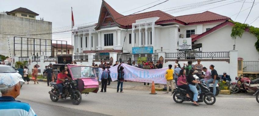 Aliansi Masyarakat Toba Demo Kejari Toba Samosi Terkait Pengadaan Bibit Jagung