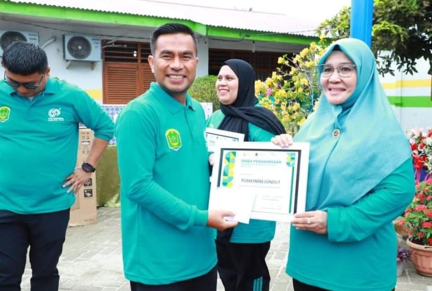 Puskesmas Londut Terima Tanda Penghargaan Pembinaan Posyandu Terbaik 2024 dari Bupati Labura